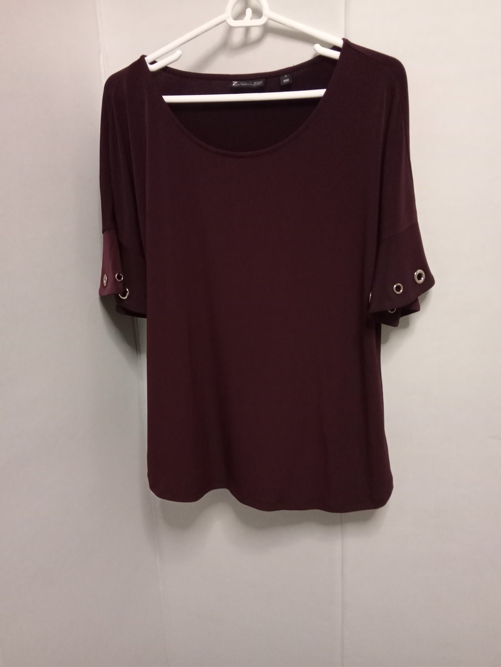 Women’s Burgundy Tunic Top XL Short Sleeve Grommet Sleeve Detail A2